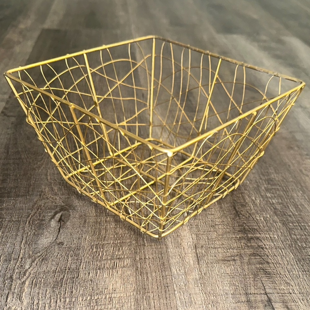 💞 Square Gold Wire Decorative Basket